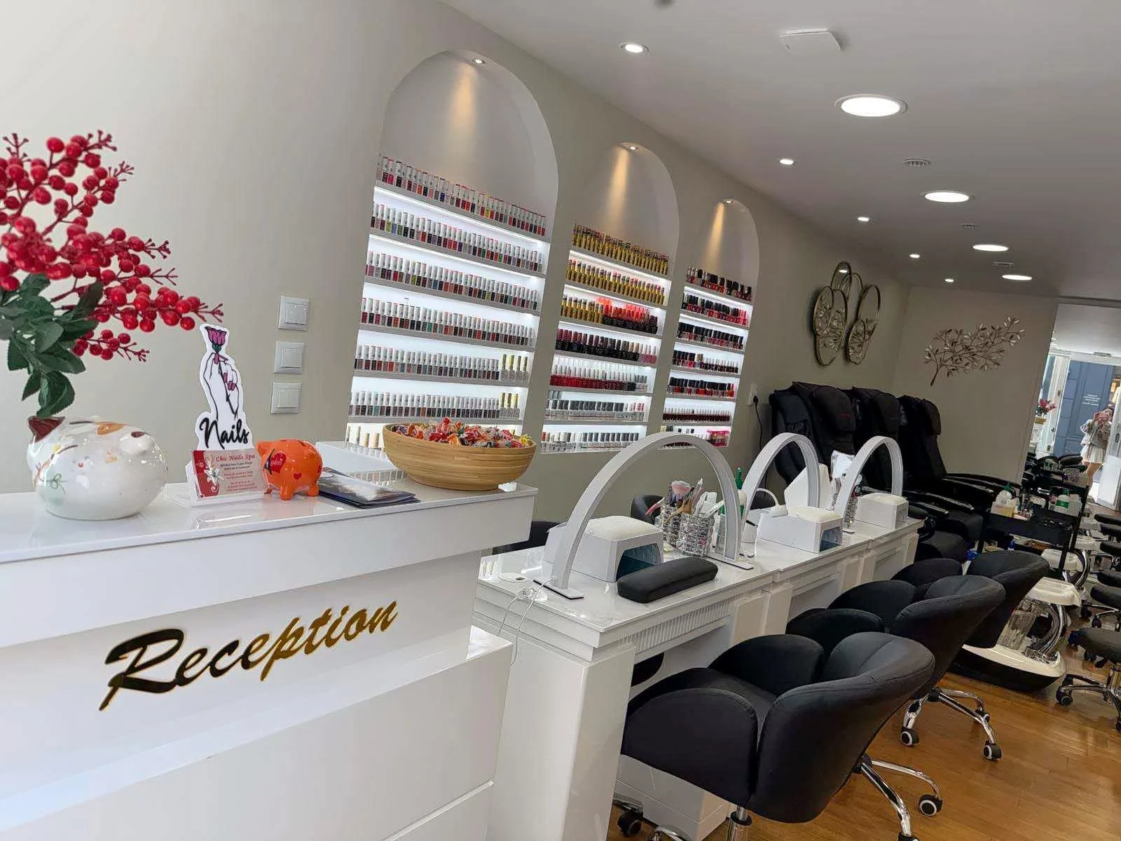 Postes de manucure, Chic Nails Spa.