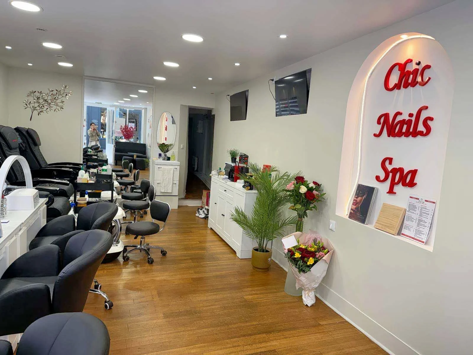 Salon Chic Nails Spa, enseigne néon et espace pédicure.
