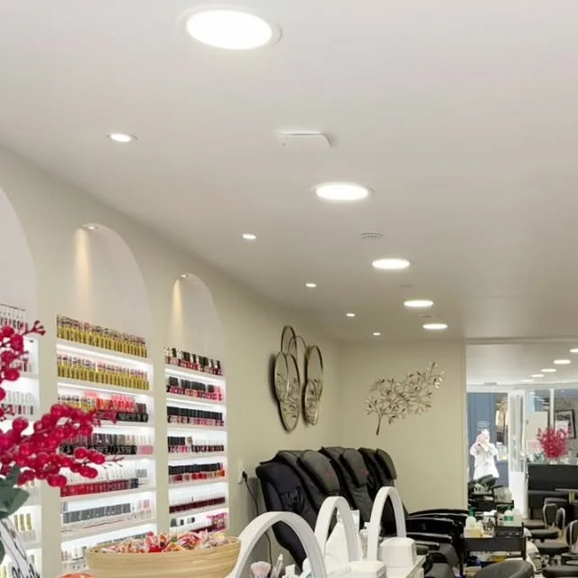 Mur de vernis, Chic Nails Spa.