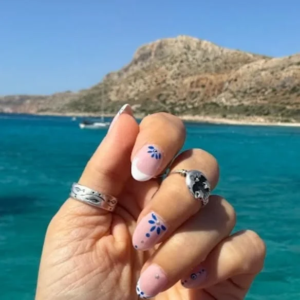 Nail art, french blanche et motifs bleus.