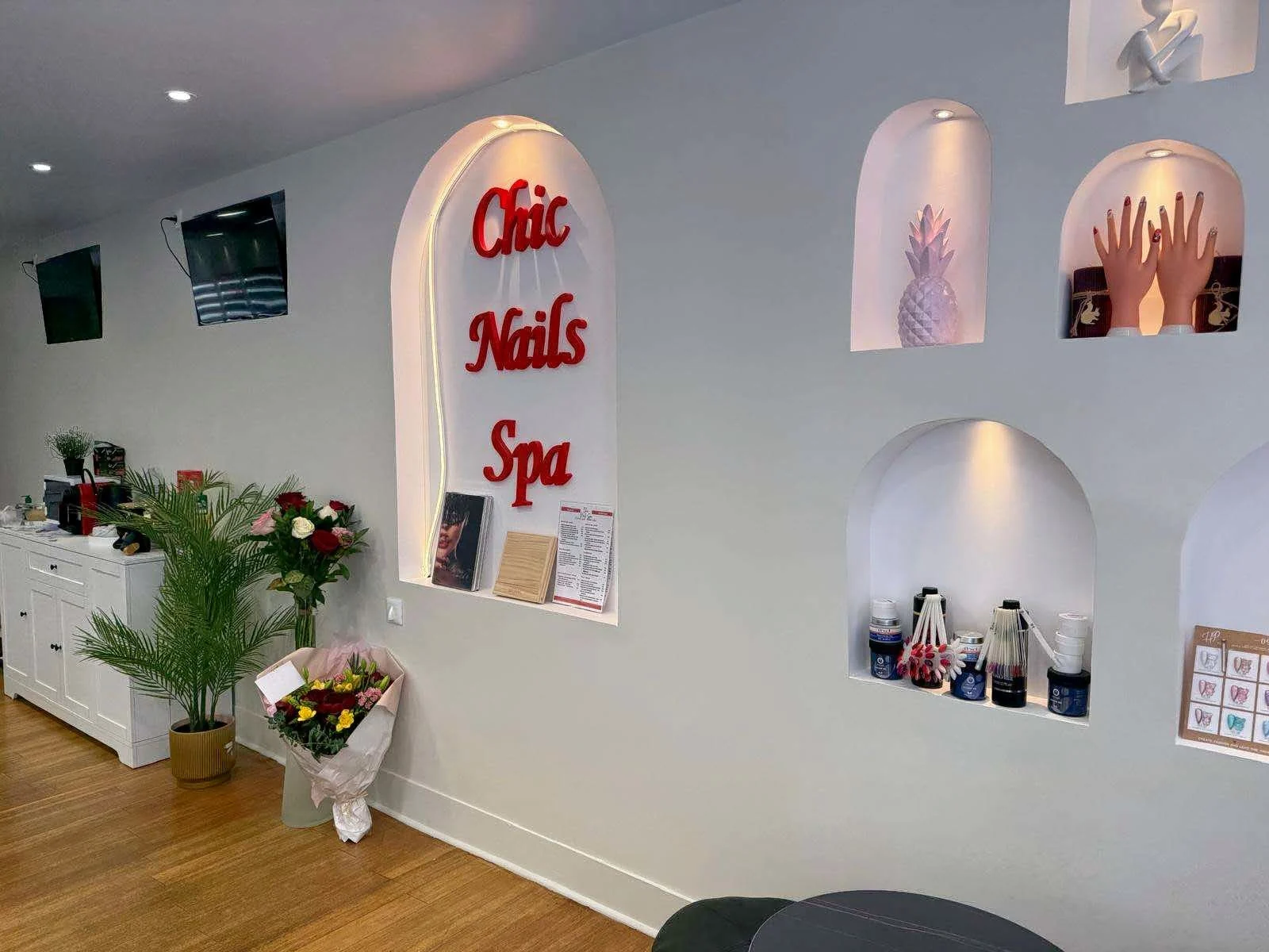 Enseigne néon Chic Nails Spa.