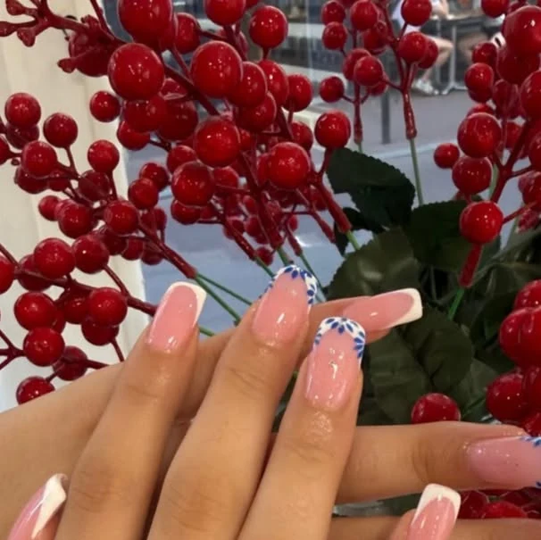 Nail art, french nude et petites marguerites bleues.