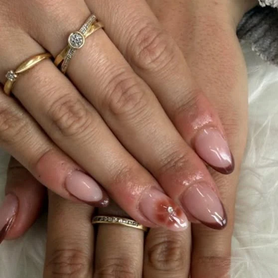 Ongles amande, french chocolat et accent nacré.